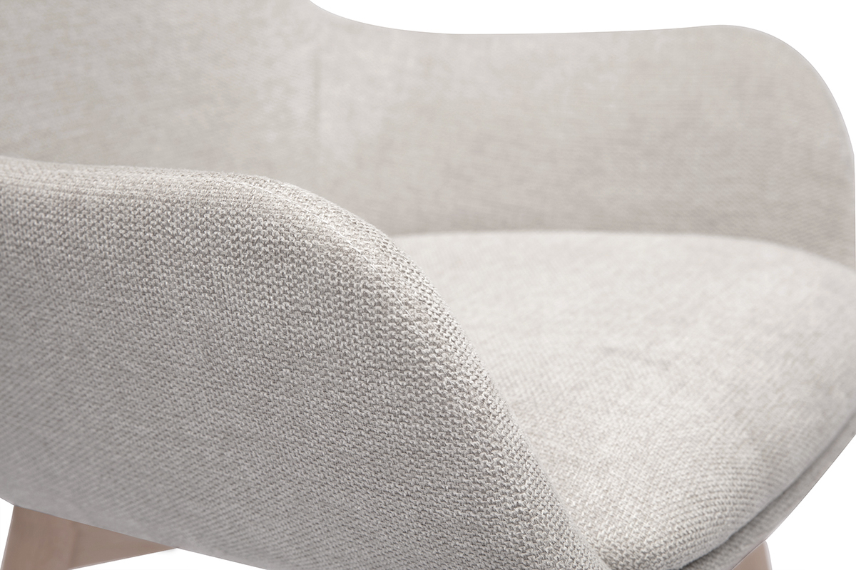 Zoom su bracciolo e seduta in tessuto effetto velluto testurizzato beige della sedia ALESS.