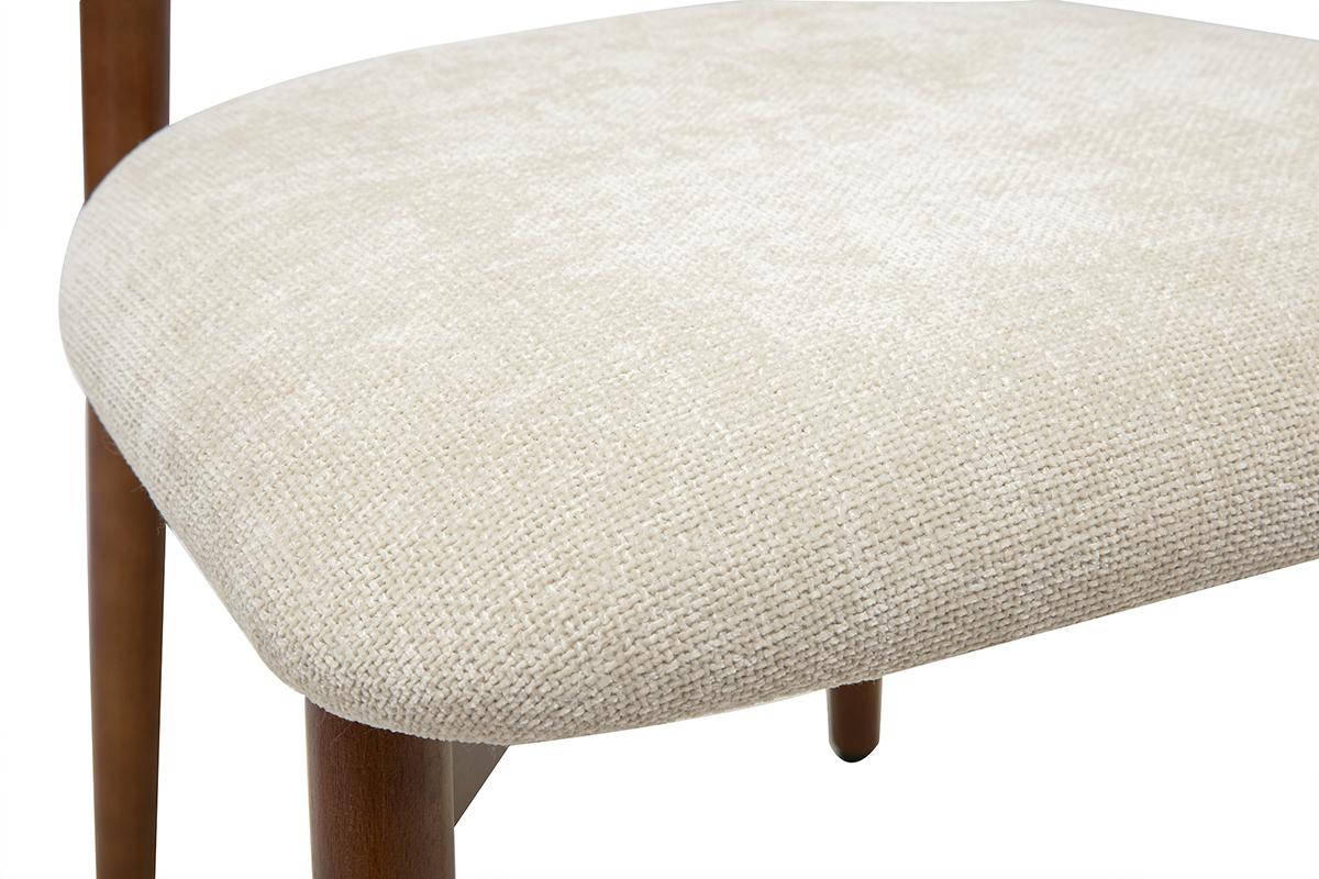 Dettaglio del tessuto effetto velluto testurizzato beige e dei piedi in legno scuro di una sedia SIAME.