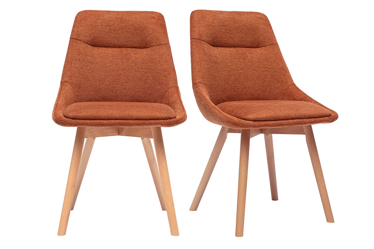 Due sedie in tessuto effetto velluto terra bruciata e piedi in legno chiaro, vista frontale.