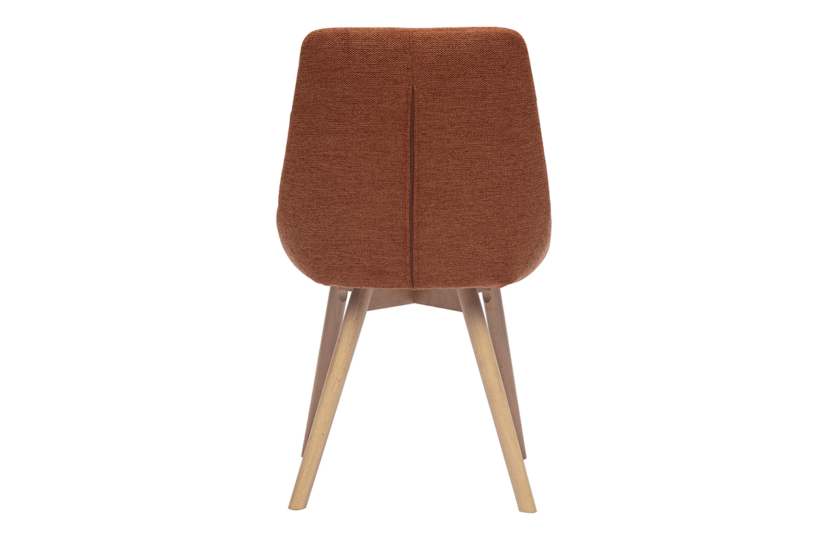 Sedia in tessuto effetto velluto terra bruciata, vista da dietro, gambe in legno chiaro.