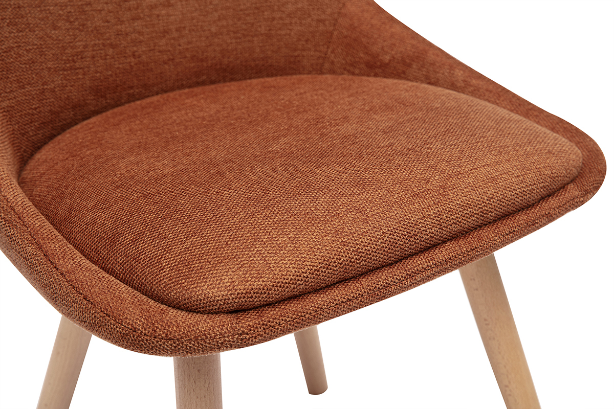 Sedie in tessuto terra bruciata effetto velluto e gambe in legno chiaro, vista ravvicinata del cuscino.