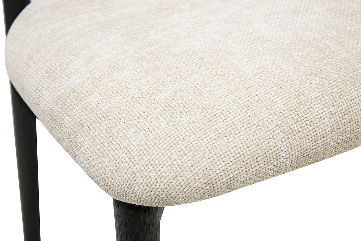 Dettaglio del tessuto beige testurizzato e dei piedi in legno nero di una sedia SIAME