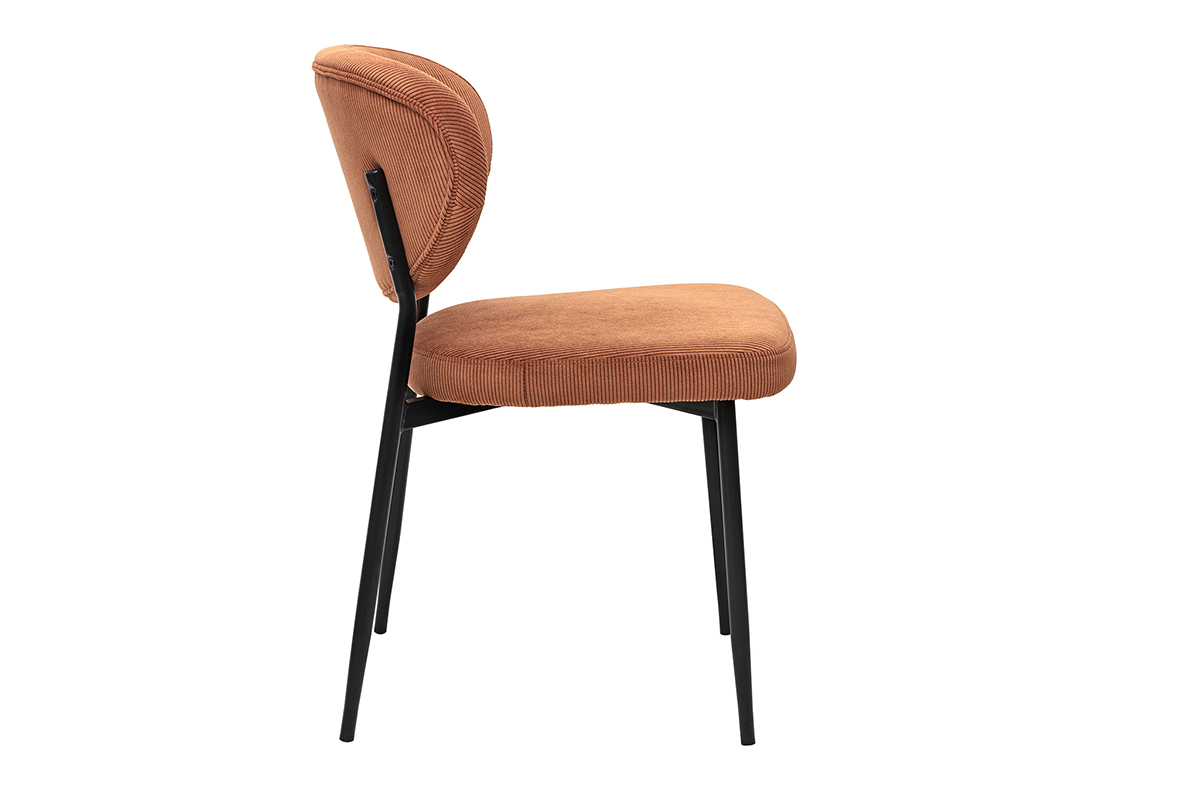 Sedia in velluto a coste terra bruciata con gambe in metallo nero, vista di profilo.