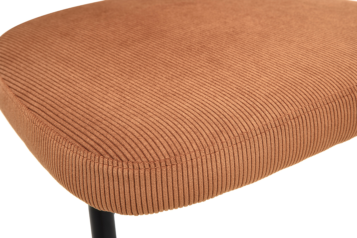 Primo piano del sedile in velluto a coste color terra bruciata della sedia BREKA.