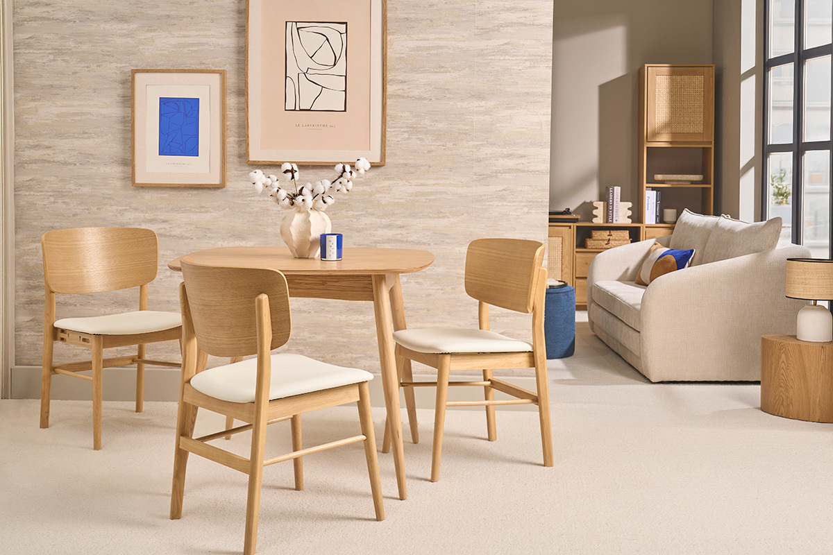 Sedie scandinave in legno chiaro e bianco in un interno moderno, vista frontale.