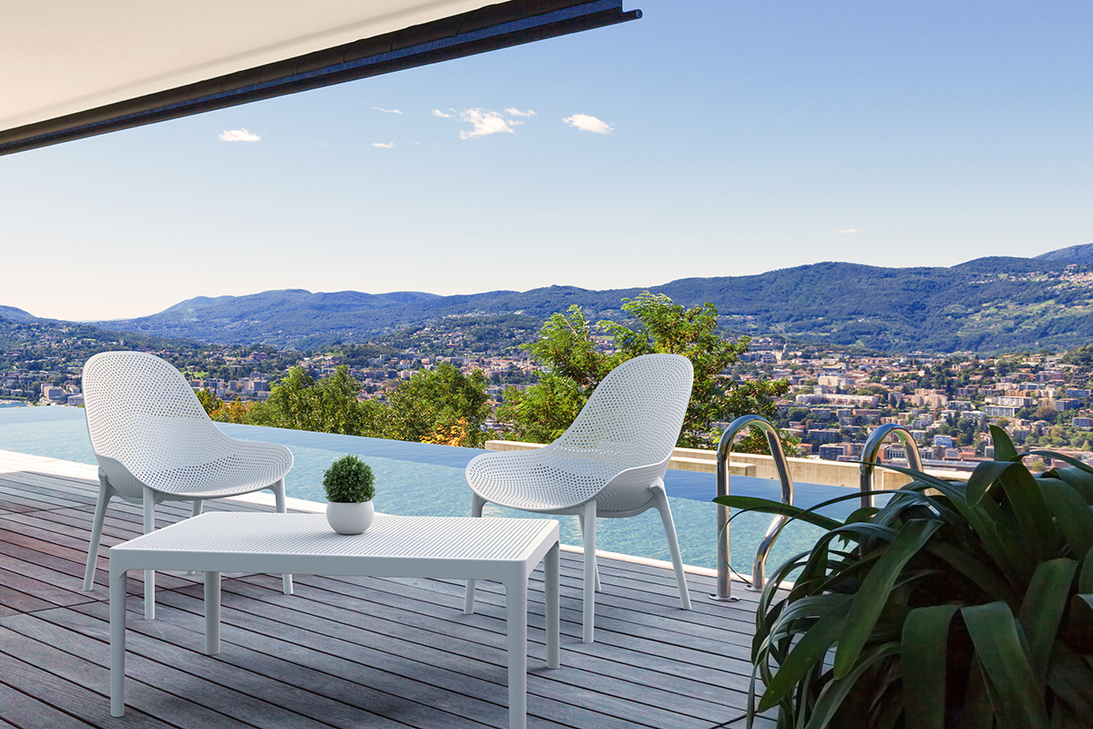 Sedie lunghe impilabili bianche interno / esterno (gruppo di 4) OSKOL