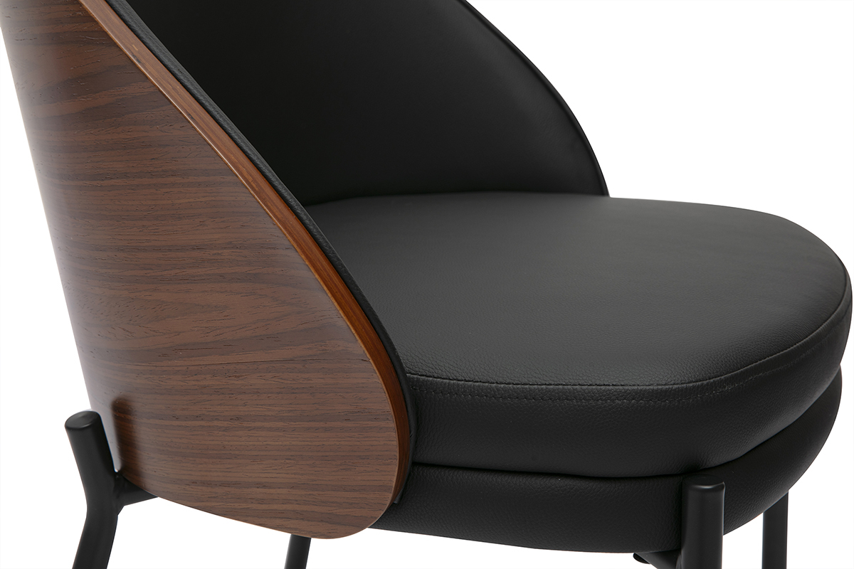 Dettaglio di una sedia in legno scuro e metallo con seduta nera, vista di profilo.