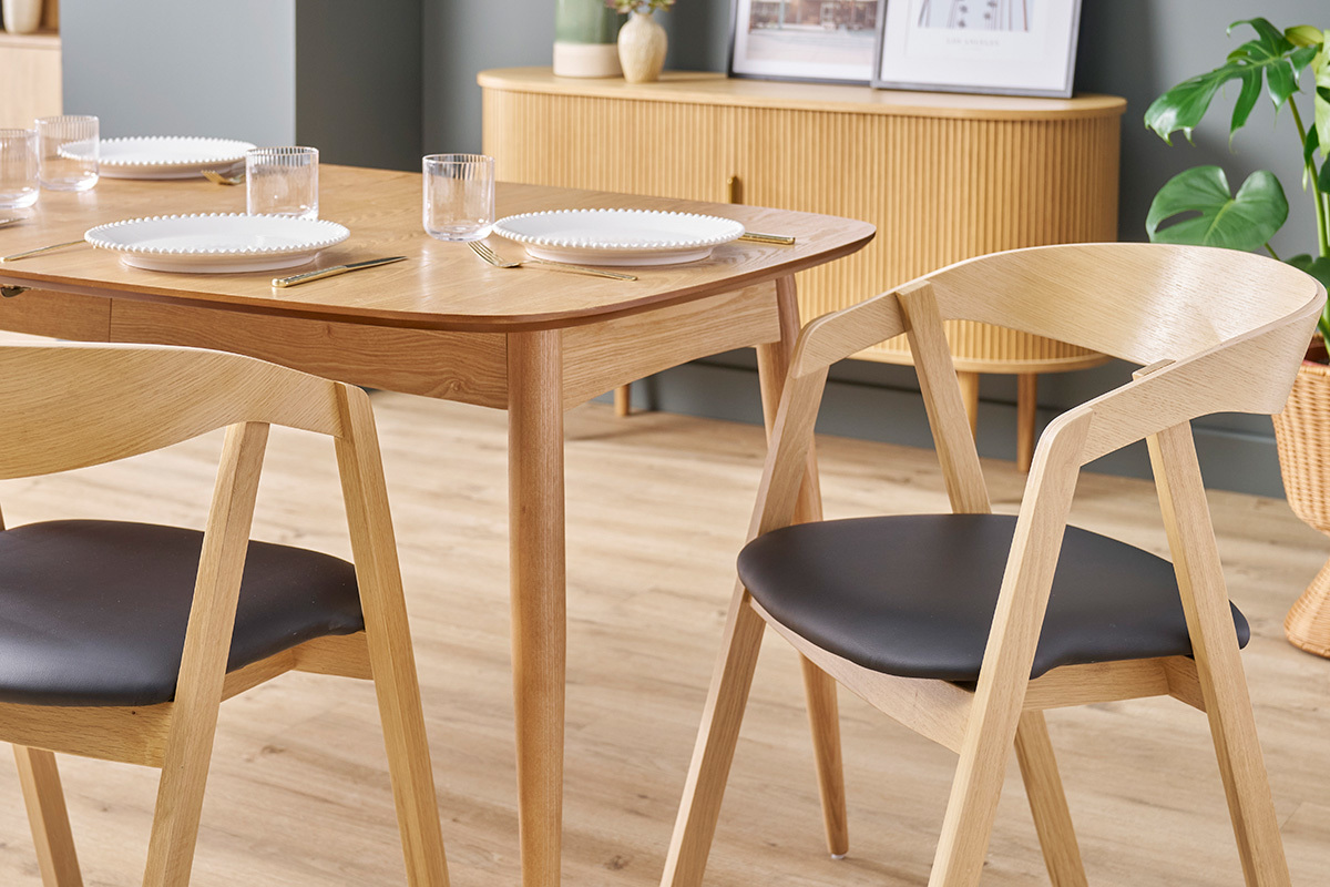 Sedie scandinave impilabili in legno chiaro massello di rovere e seduta nero (set di 2) LOVA