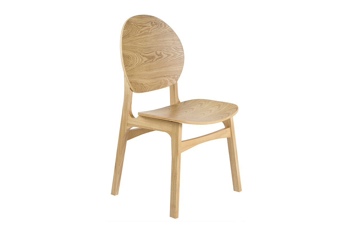 Sedia scandinava in legno chiaro, vista a 3/4, design originale e schienale curvo.