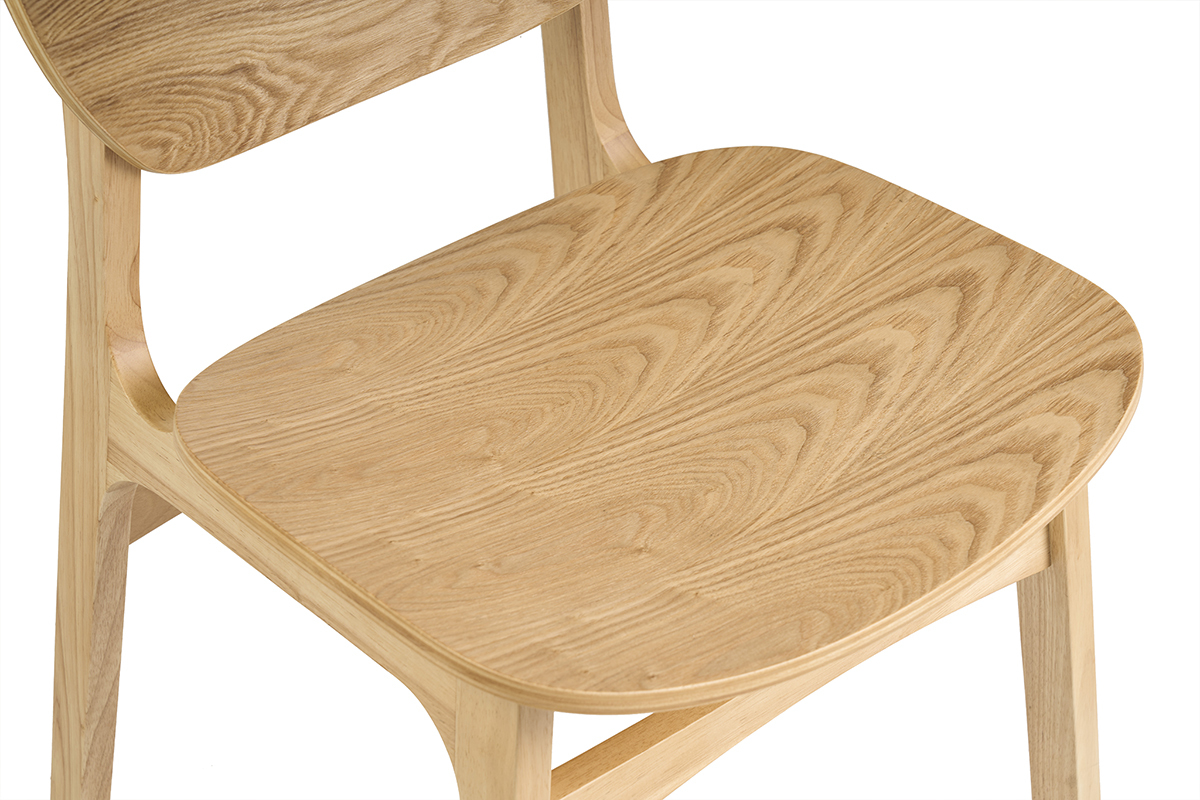 Dettaglio di una sedia scandinava ELTON in legno chiaro, vista dall'alto, con seduta in legno di quercia.