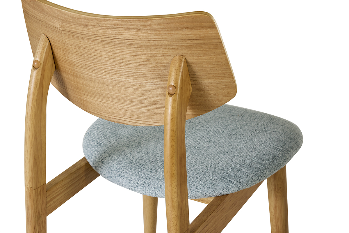 Sedia scandinava in legno chiaro e seduta in tessuto verde celadon vista da dietro.