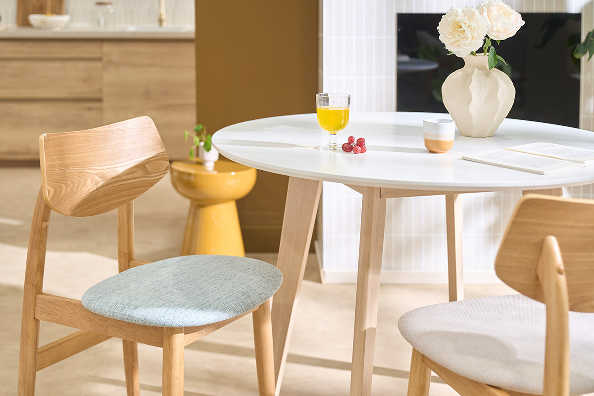 Sedie scandinave in legno chiaro e tessuto celadon (set di 2) ELION