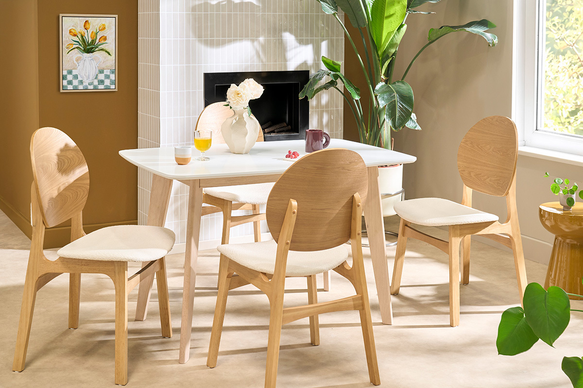 Sedie scandinave ELTON in legno chiaro e tessuto effetto lana boucl�e, intorno a un tavolo da pranzo.