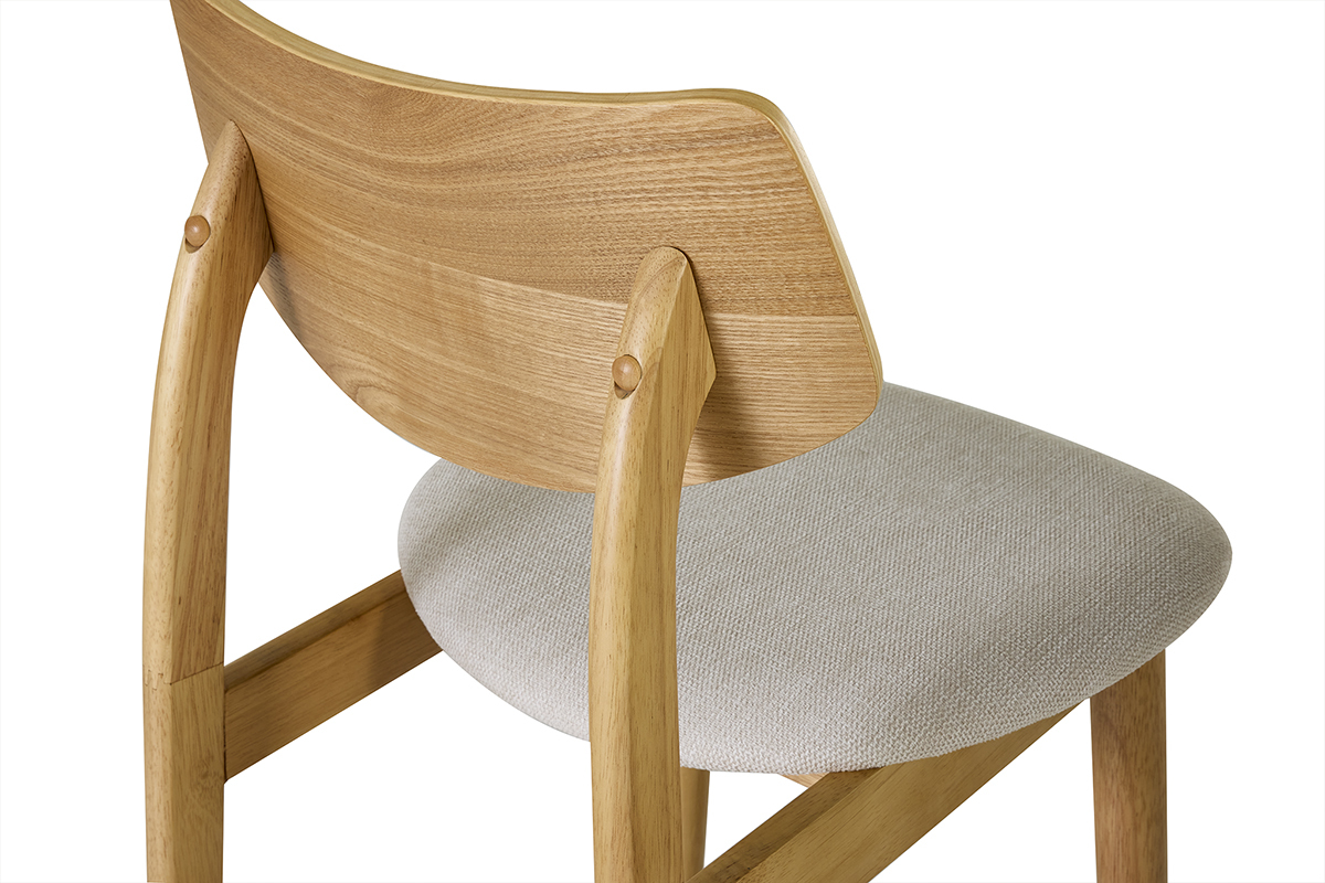 Sedia scandinava in legno chiaro e tessuto beige, vista posteriore-angolo.