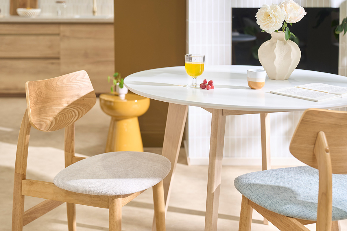 Sedie scandinave in legno chiaro e tessuto effetto velluto testurato beige (set di 2) ELION