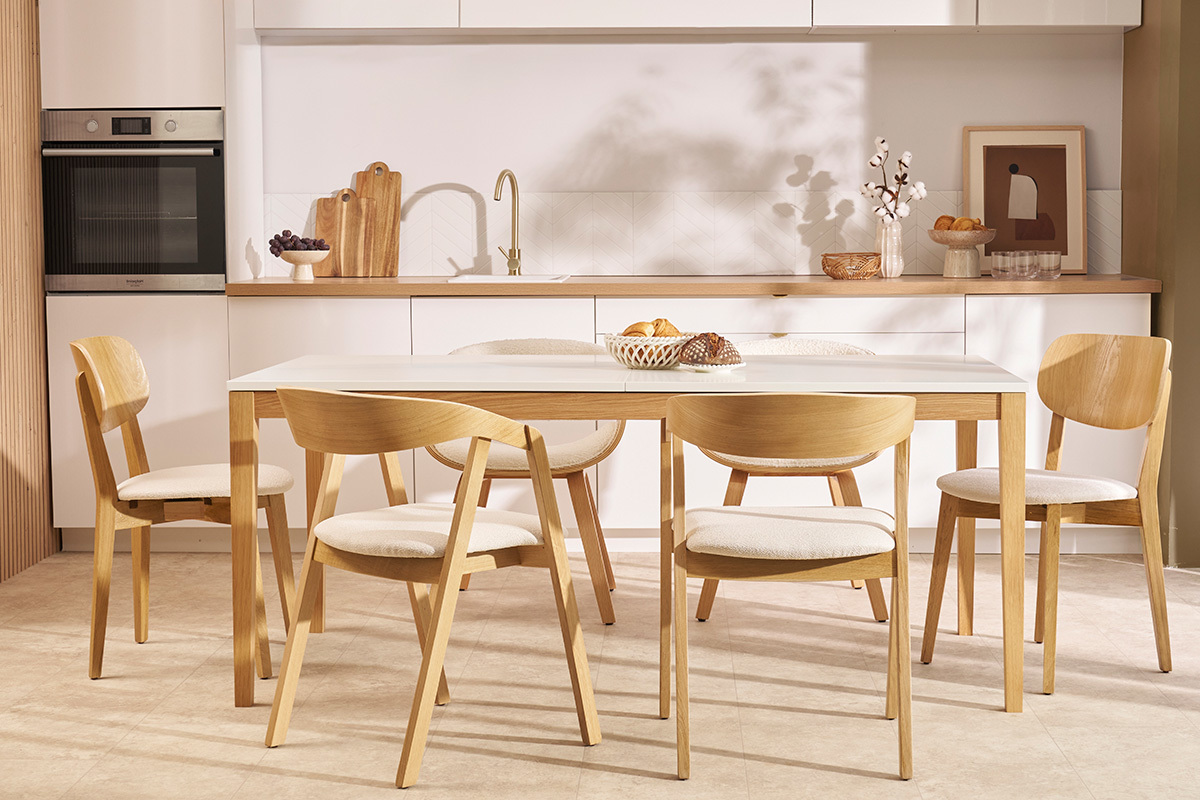 Sedie scandinave in legno chiaro massello di rovere e tessuto effetto lana boucl cru (set di 2) LOVA