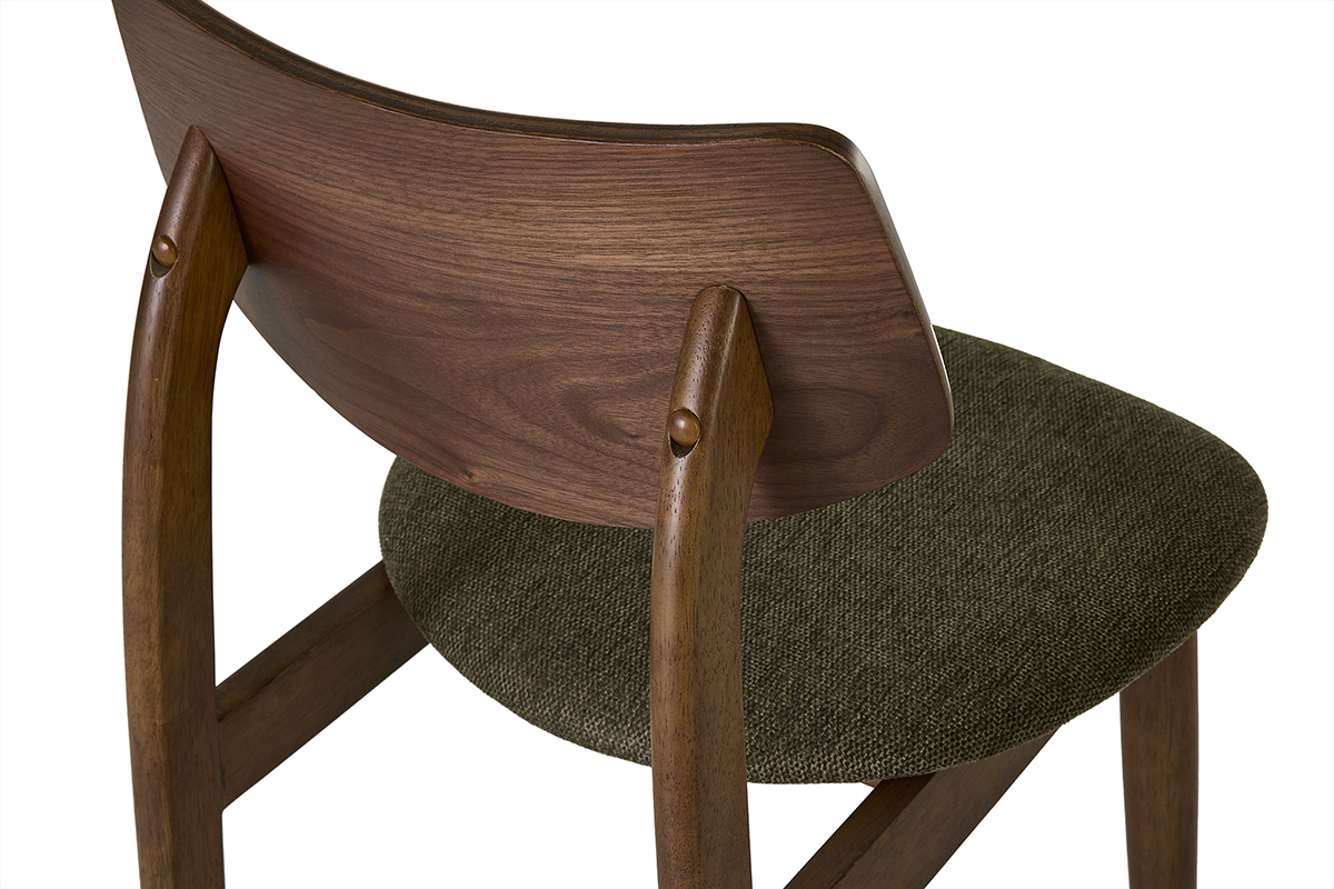 Schienale e seduta di una sedia scandinava in legno scuro e tessuto verde kaki.