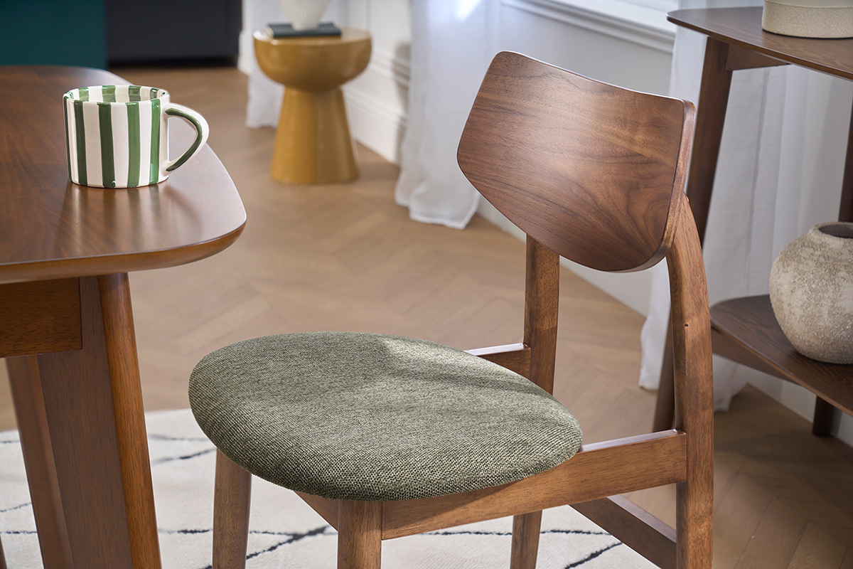 Sedia scandinava in legno scuro e tessuto velluto verde kaki, vista laterale.