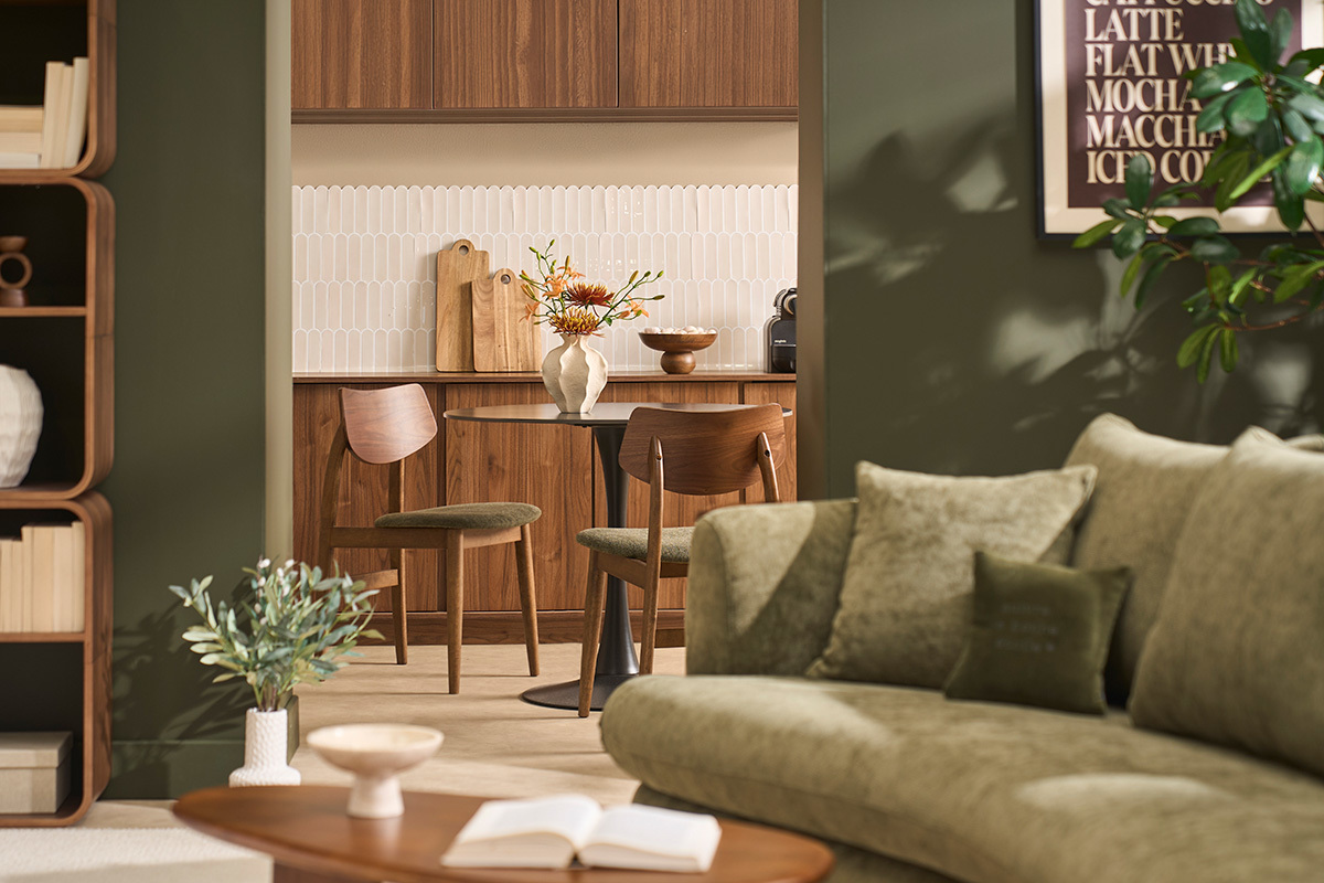 Sedie scandinave in legno scuro e tessuto verde kaki in un ambiente moderno, vista d'insieme
