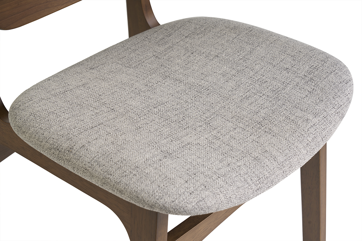 Dettaglio sulla seduta in tessuto grigio chiaro delle sedie scandinave ELTON in legno scuro.