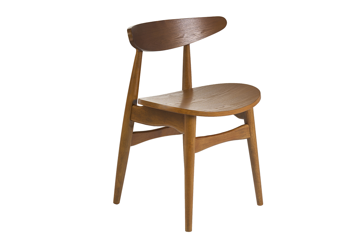 Sedia scandinava in legno di frassino scuro, vista in 3/4, con un design essenziale e curve lavorate.
