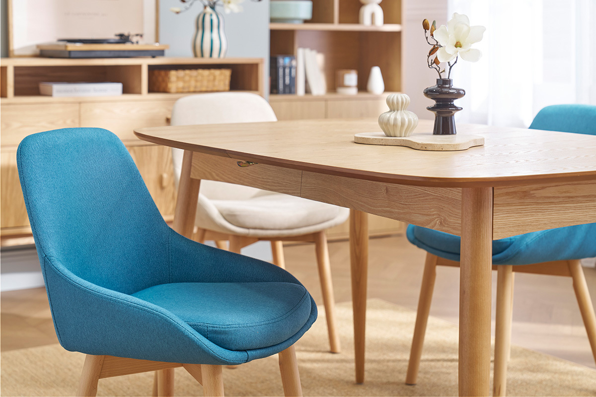 Sedie scandinave in tessuto blu anatra e legno massello chiaro (set di 2) HOLO