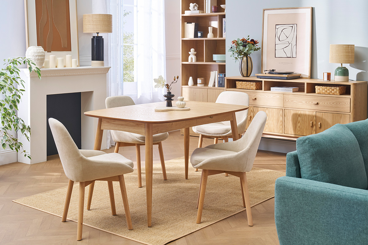 Sedie scandinave in tessuto beige in una sala da pranzo contemporanea.