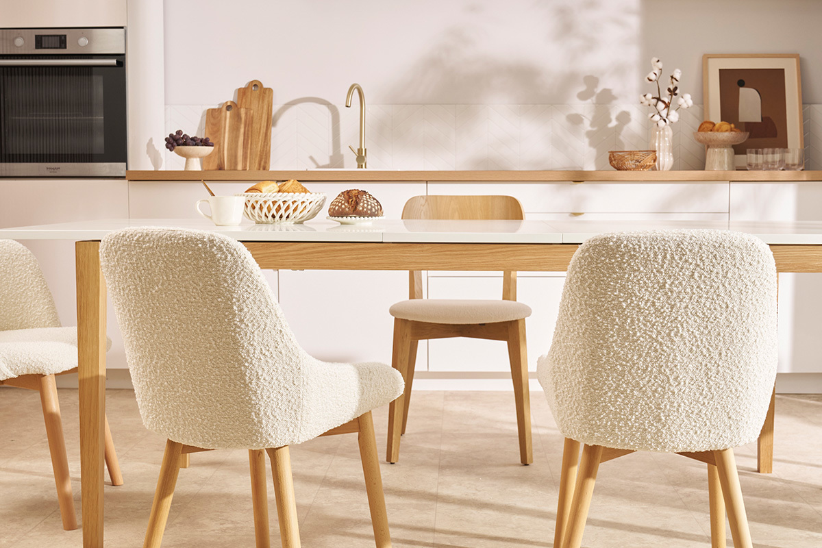 Sedie scandinave in tessuto effetto lana boucl bianco e legno chiaro massello (set di 2) HOLO