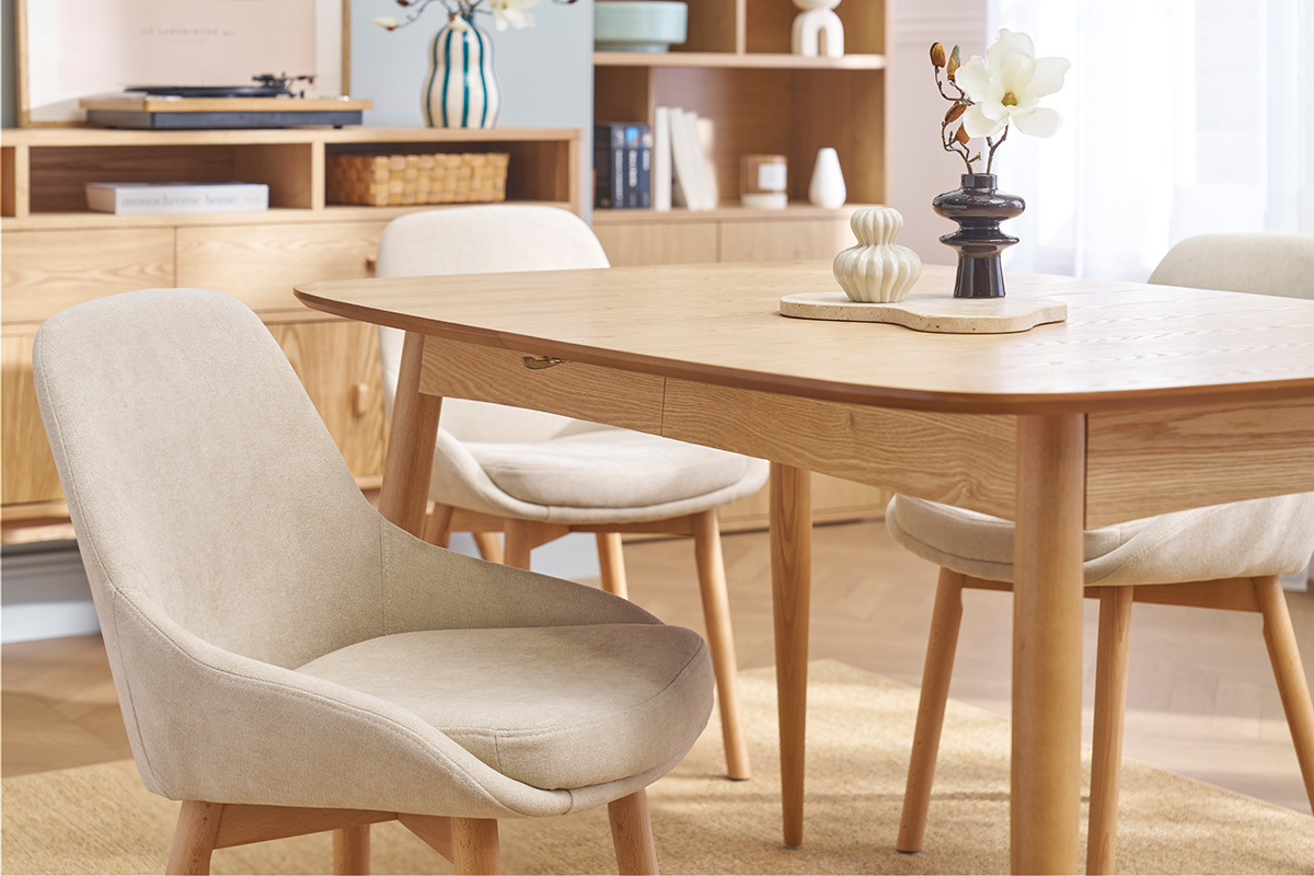 Sedie scandinave in tessuto effetto velluto beige e legno chiaro massiccio (set di 2) HOLO