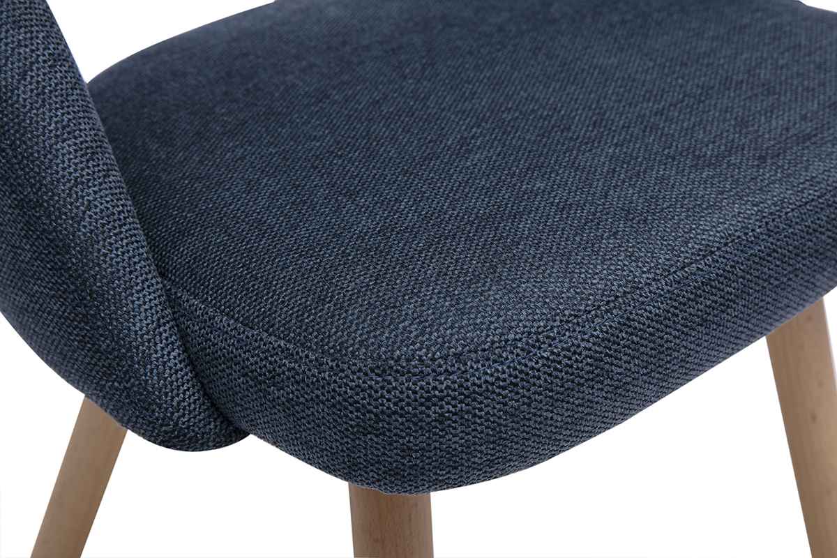 Dettaglio di una sedia scandinava in tessuto blu scuro con gambe in legno chiaro, vista da vicino.