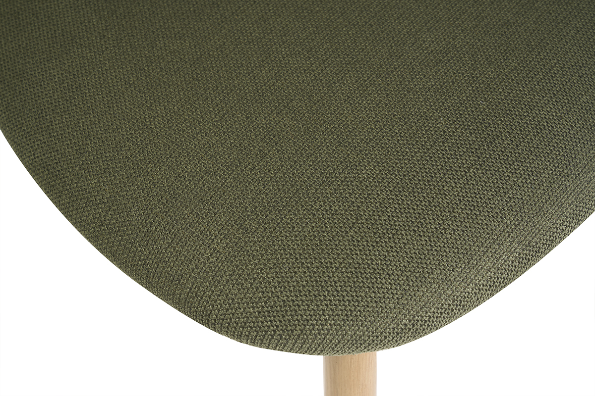 Zoom sulla seduta imbottita in tessuto verde kaki delle sedie DOVE in legno chiaro.