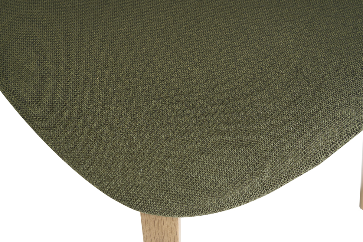 Primo piano sulla seduta in tessuto verde kaki delle sedie LUCIA in legno chiaro di quercia