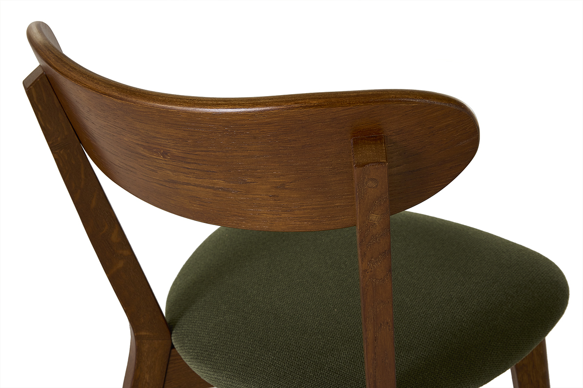 Vista posteriore di una sedia vintage in legno scuro e tessuto verde kaki.