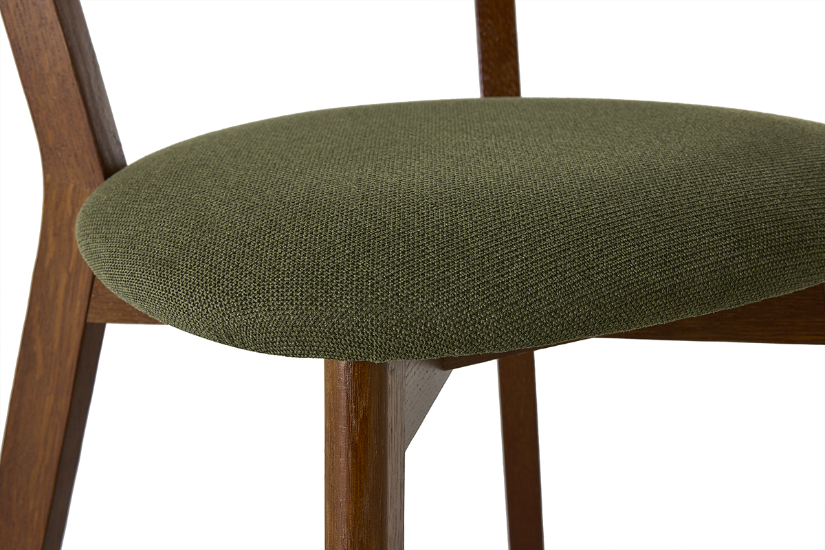 D�tail di una sedia vintage con seduta in tessuto verde kaki e struttura in legno scuro.