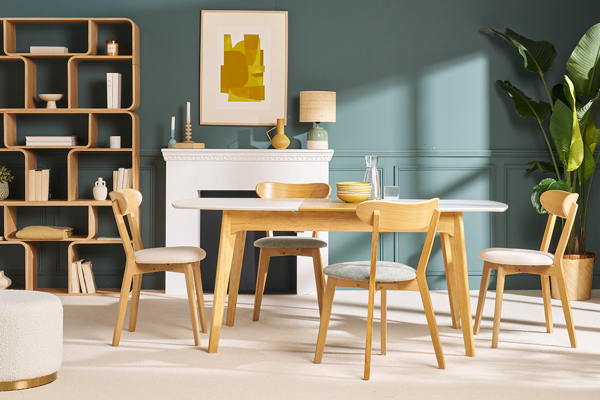 Sedie vintage DOVE in legno chiaro e tessuto in un ambiente moderno.