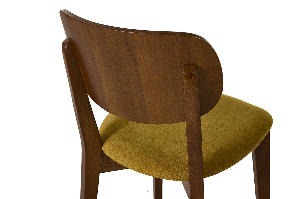 Sedia vintage in legno scuro con schienale curvo e seduta in tessuto effetto velluto giallo senape, vista posteriore.