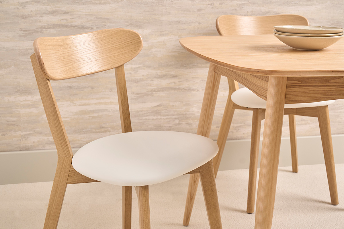 Sedie vintage DOVE in legno chiaro, con challenge con seduta bianca, vista ravvicinata.