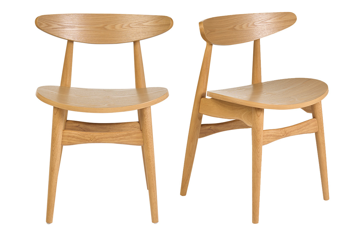 Due sedie scandinave in legno chiaro, vista frontale, con forme curve e base in legno di hevea.
