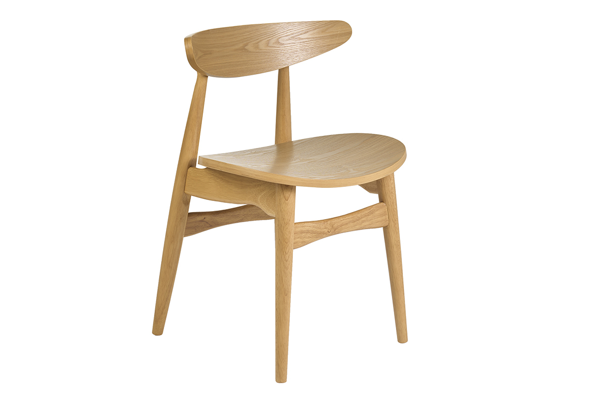 Sedia scandinava in legno chiaro, vista in 3/4, design essenziale con seduta in impiallacciatura di frassino.