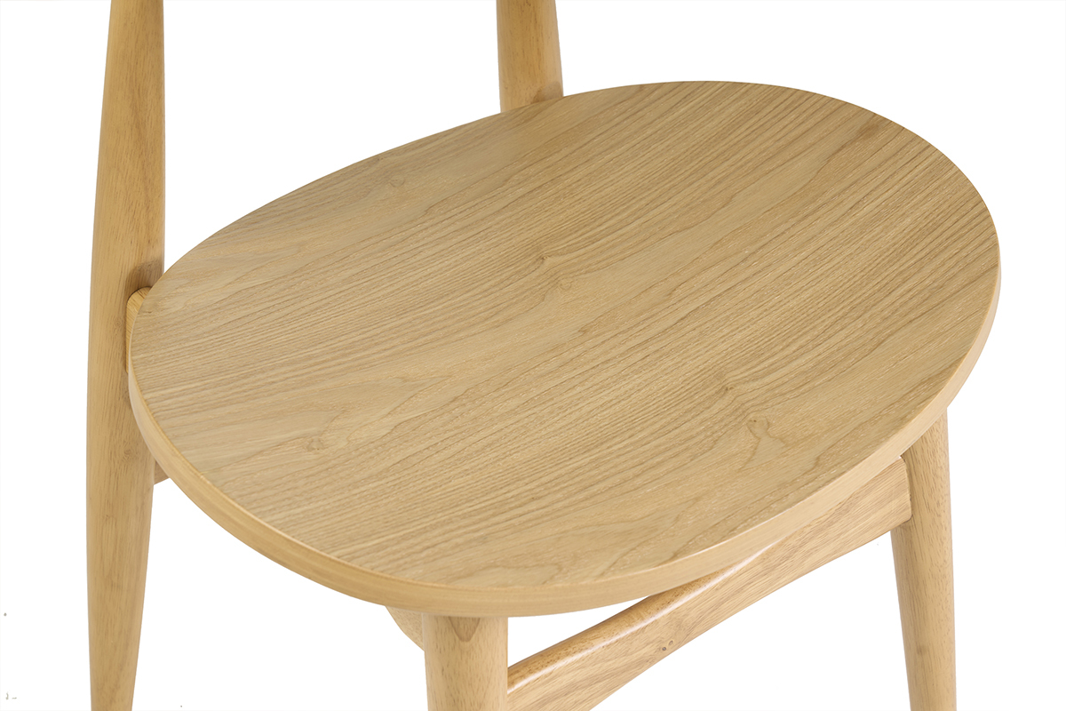 Dettaglio della seduta in legno chiaro delle sedie scandinave WALFORD, vista dall'alto.