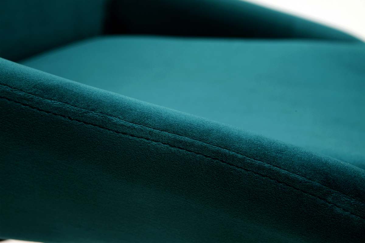 Primo piano sul tessuto in velluto blu petrolio della sedia HOLO.