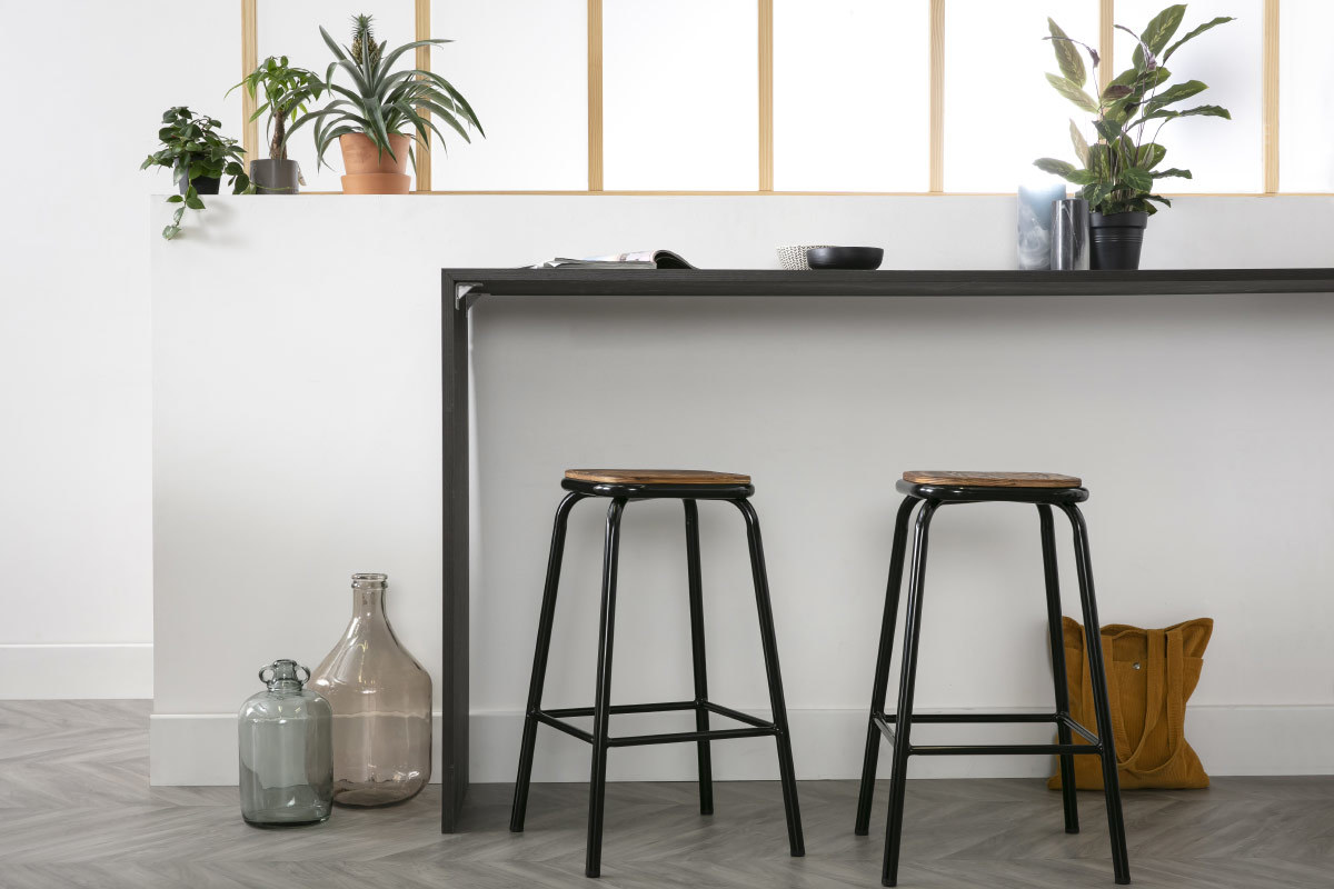 Set di 2 sgabelli da bar design nero e legno scuro 65 cmMEMPHIS
