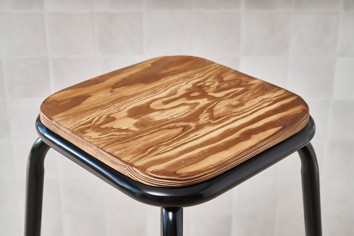 Set di 2 sgabelli da bar design nero e legno scuroMEMPHIS