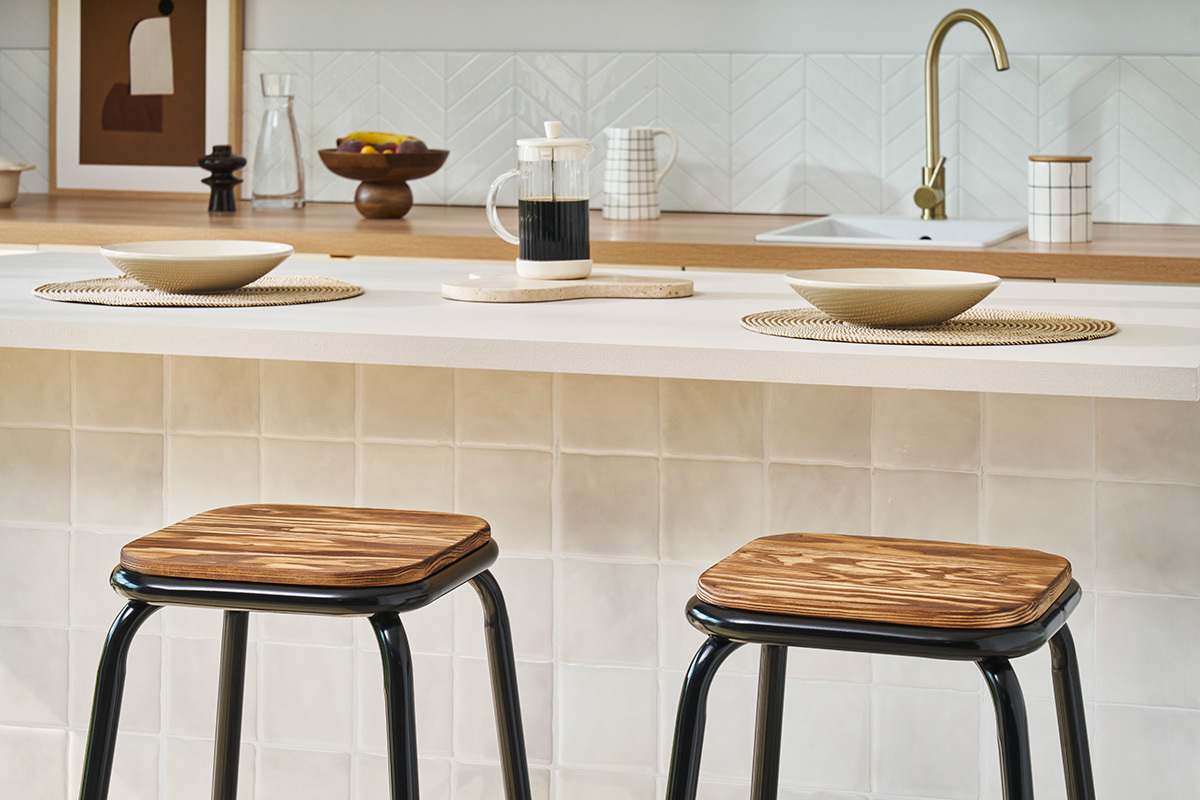 Set di 2 sgabelli da bar design nero e legno scuroMEMPHIS