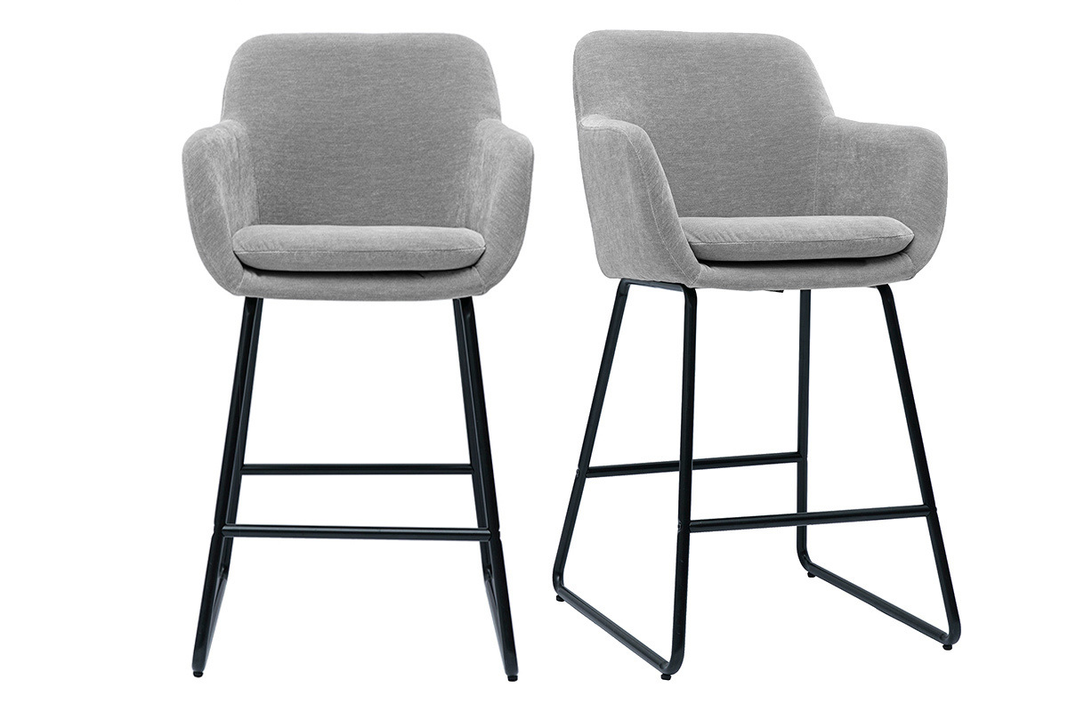 Due sgabelli da bar grigi in tessuto effetto velluto con gambe nere e braccioli, vista frontale.