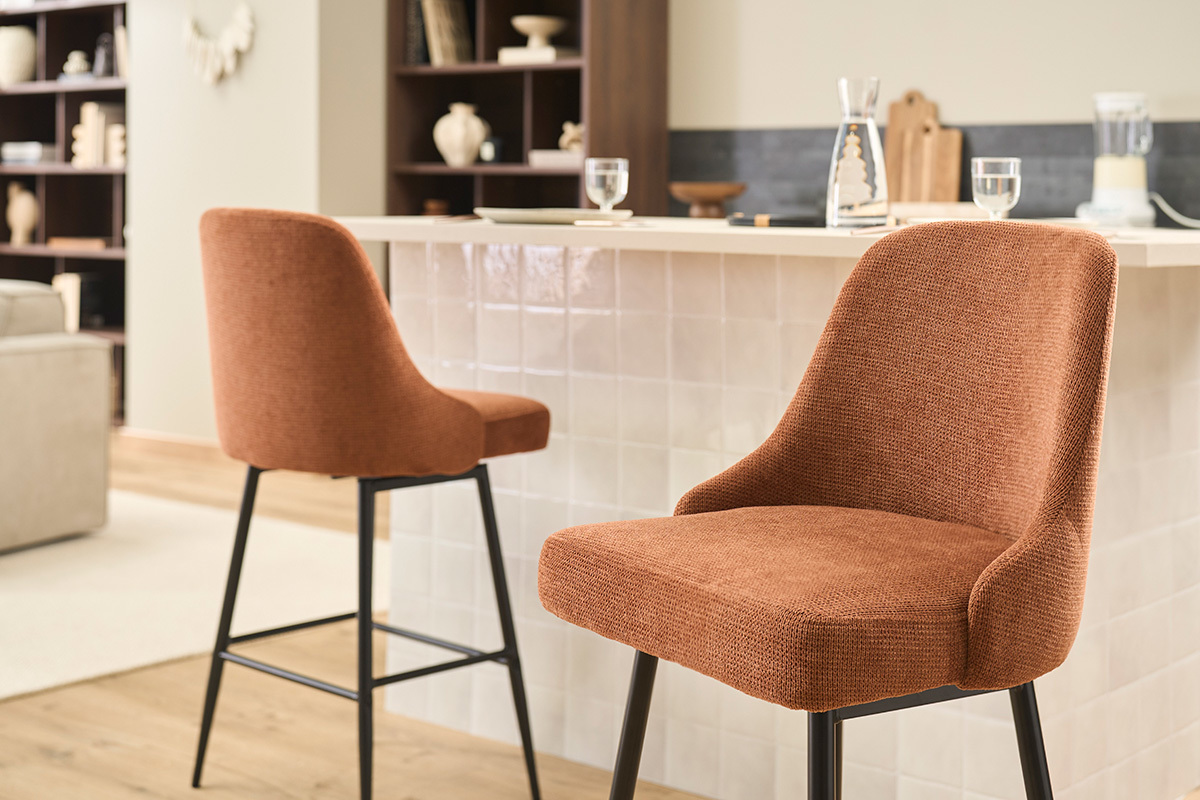 Sgabelli bar girevoli 360� in tessuto ciniglia testurato terra bruciata e metallo H66 cm (confezione da 2) HASTA