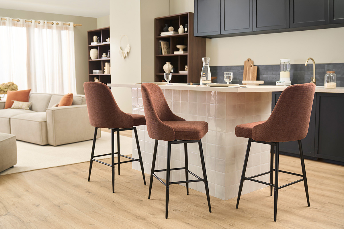 Sgabelli bar girevoli 360� in tessuto ciniglia testurato terra bruciata e metallo H66 cm (confezione da 2) HASTA