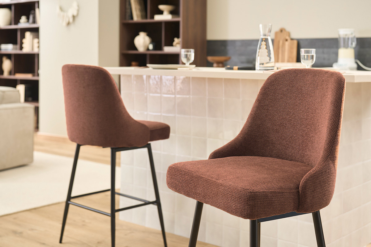 Sgabelli bar girevoli 360� in tessuto ciniglia testurato terra bruciata e metallo H66 cm (confezione da 2) HASTA