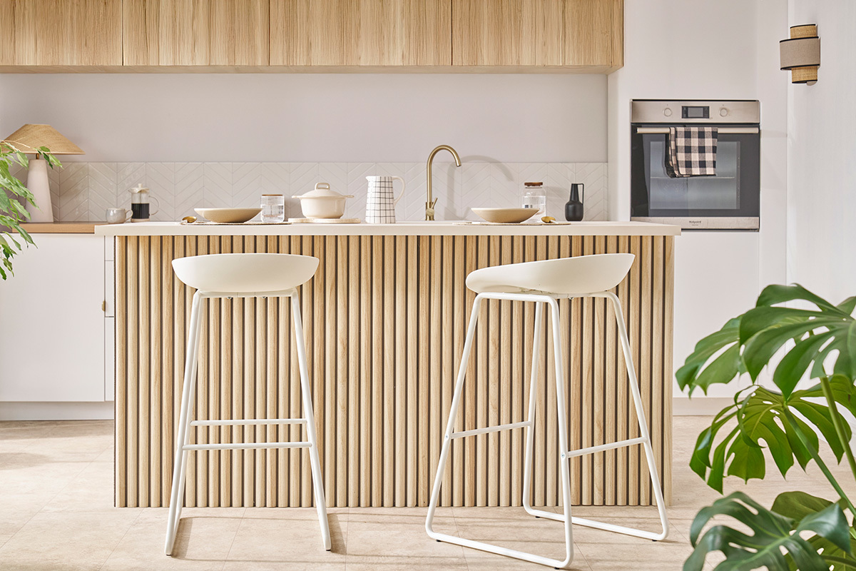 Sgabelli da bar design bianchi con piedi in metallo (set di 2) PEBBLE