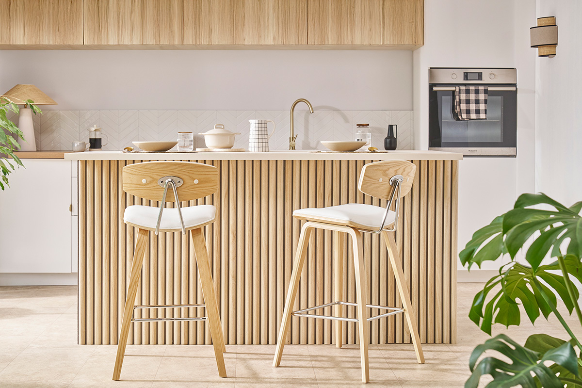 Sgabelli da bar design bianco e legno chiaro H69 cm (set di 2) VASCO